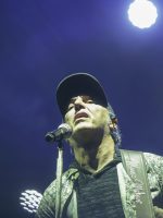 Prestes a completar 60 anos, Zeca Baleiro lança coletânea de músicas