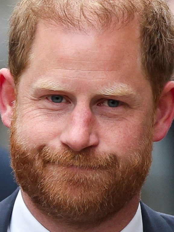 Príncipe Harry e Elton John perdem processo contra tabloide britânico Príncipe Harry e Elton John perdem processo contra tabloide britânico