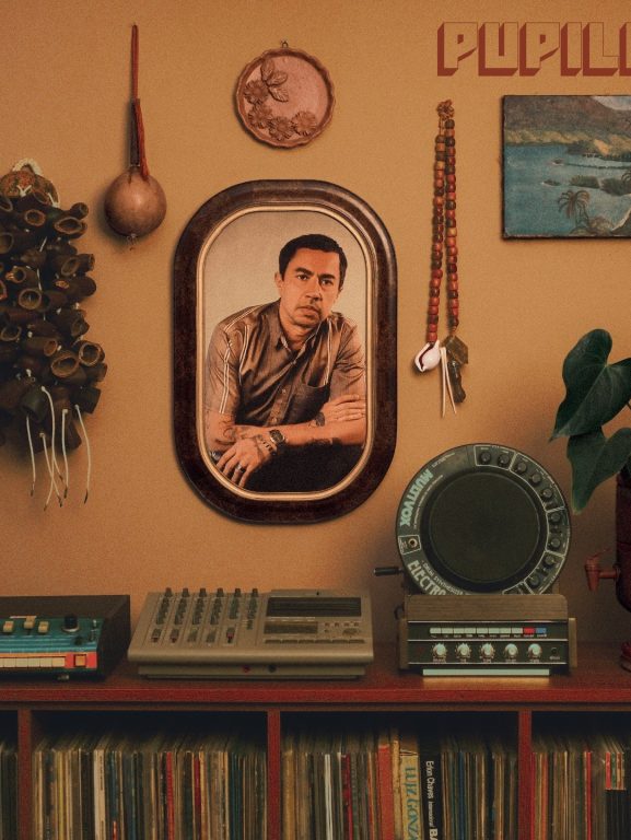 Pupillo referencia o Nordeste ao longo de álbum solo que inclui Amaro Freitas, Céu, Davi Moraes e Rodrigo Amarante