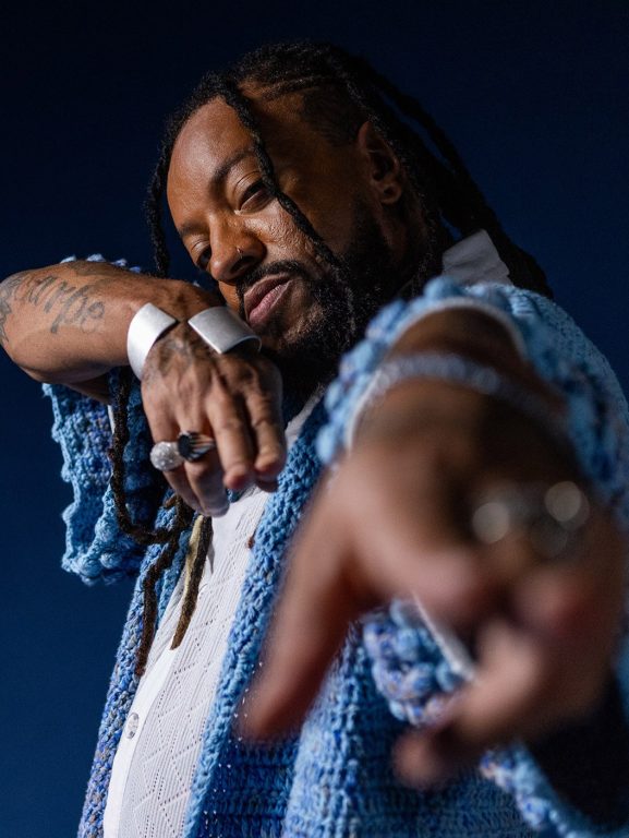 Rael procura adensar discurso com tom crítico, mas sem perder Rael procura adensar discurso com tom crítico, mas sem perder a leveza pop, no álbum 'Nas profundezas da onda'