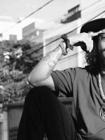 Rapper FBC perfila Brasil hardcore em álbum que pulsa cheio de som e fúria entre rocks e músicas de João Bosco