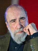 Raúl Zurita escreve poesia como quem quebra um átomo