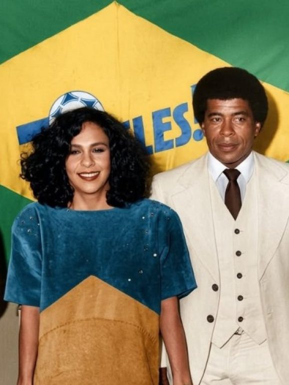 Relembre como Gal Costa entrou em campo há 40 anos Relembre como Gal Costa entrou em campo há 40 anos para incentivar a Seleção Brasileira na Copa de 1986
