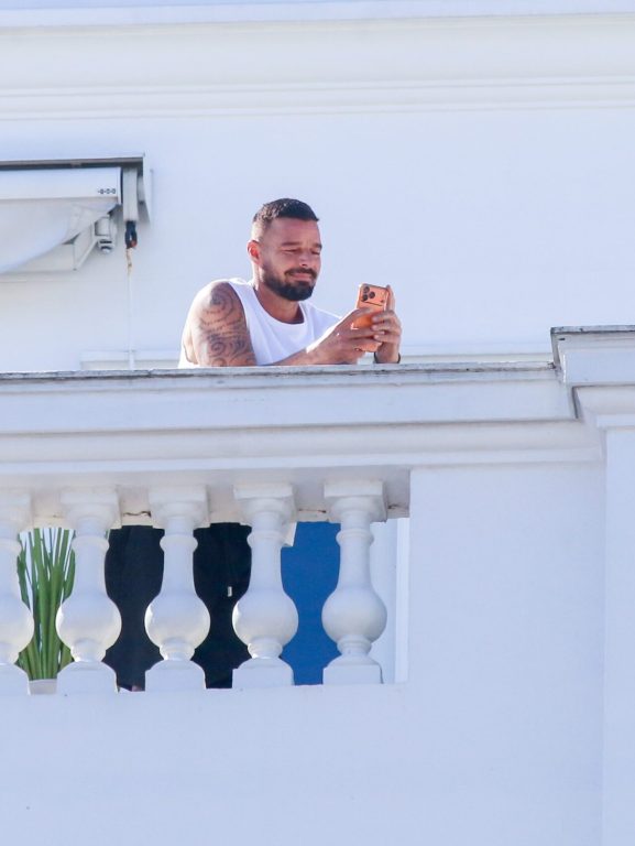 Ricky Martin aparece na sacada de hotel e filma bloco Ricky Martin aparece na sacada de hotel e filma bloco de carnaval