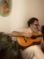 Romulo Fróes arrasta dores na marcha lenta de 'Boneca russa', álbum sobre o renascer das cinzas após a folia do amor