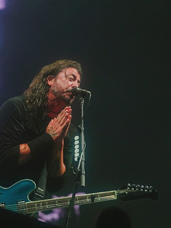 Roqueiros de volta: Foo Fighters retrocede com música imatura e Roqueiros de volta: Foo Fighters retrocede com música imatura e U2 mostra fôlego com EP político