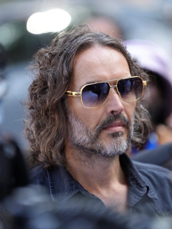 Russell Brand se declara inocente das acusações de estupro e Russell Brand se declara inocente das acusações de estupro e violência sexual