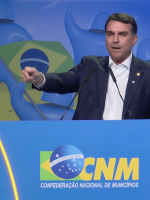 Sem explicar encontro com Vorcaro, Flávio se diz ‘perseguido’ a Sem explicar encontro com Vorcaro, Flávio se diz ‘perseguido’ a plateia de prefeitos