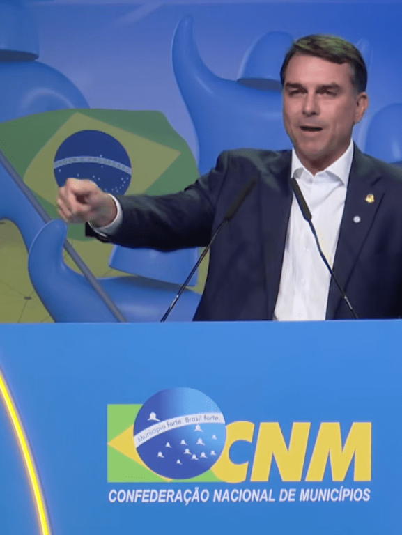 Sem explicar encontro com Vorcaro, Flávio se diz ‘perseguido’ a Sem explicar encontro com Vorcaro, Flávio se diz ‘perseguido’ a plateia de prefeitos
