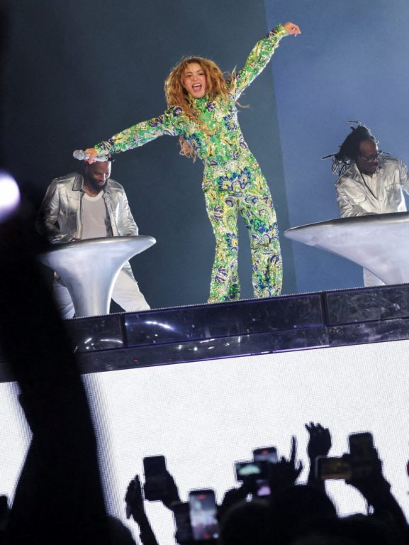 Show de Shakira atrai 2 milhões de fãs para a praia de Copacabana