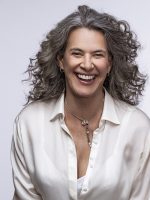 Simone busca renovação em show que estreará em agosto com arranjos e direção musical de Ana Frango Elétrico
