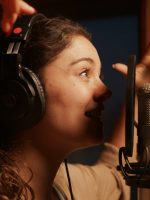 Sophie Charlotte solta a voz suave em gravações de músicas Sophie Charlotte solta a voz suave em gravações de músicas de João Donato, Celso Fonseca e José Miguel Wisnik