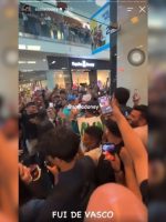 Sósia de Neymar vai à Copa, engana fãs e provoca Sósia de Neymar vai à Copa, engana fãs e provoca correria nos Estados Unidos; veja vídeo
