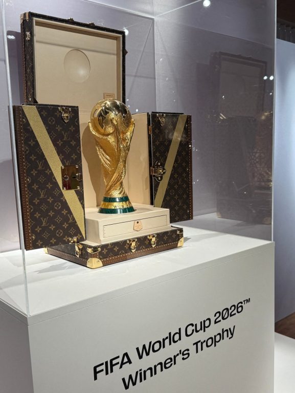 Taça da Copa do Mundo chegará ao estádio da final Taça da Copa do Mundo chegará ao estádio da final em um baú personalizado da Louis Vuitton; FOTOS