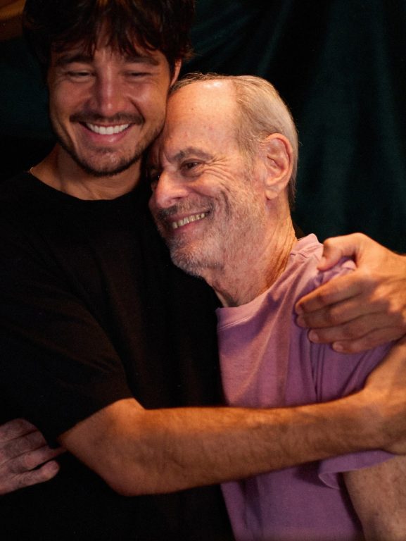 Tiago Iorc regrava repertório do álbum 'Troco likes' com feats com Melly, Ney Matogrosso, Iza, Jota.Pê e Os Garotin