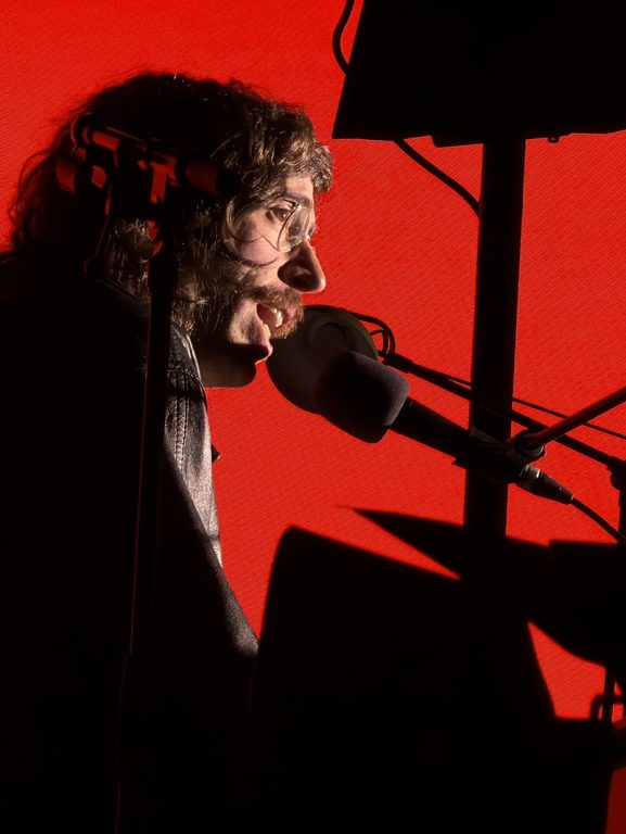 Tim Bernardes compõe e grava músicas novas enquanto fecha o Tim Bernardes compõe e grava músicas novas enquanto fecha o ciclo do show do álbum 'Mil coisas invisíveis'