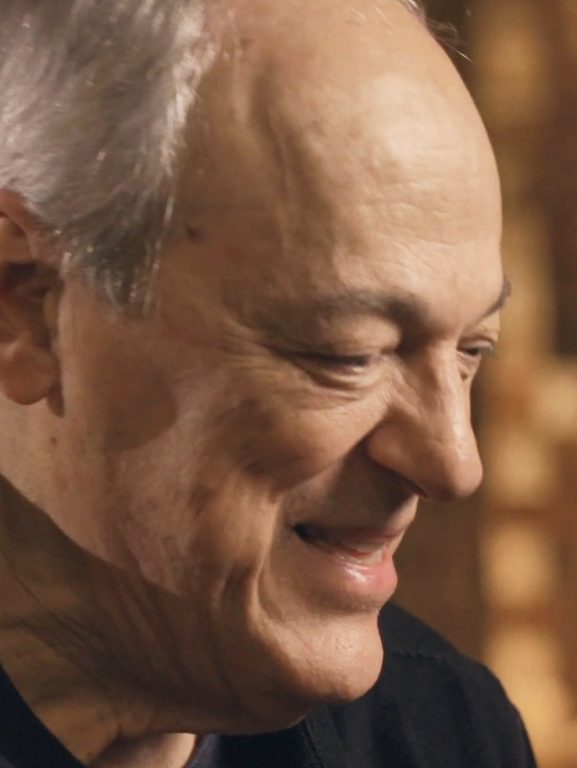 Toquinho chega aos 80 anos como um craque do violão e como um assumido hipocondríaco que cola até dente