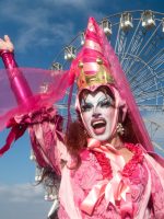 Três horas para make, R$ 700 em roupas… Fãs de Três horas para make, R$ 700 em roupas... Fãs de Chappell Roan investem em produção para show