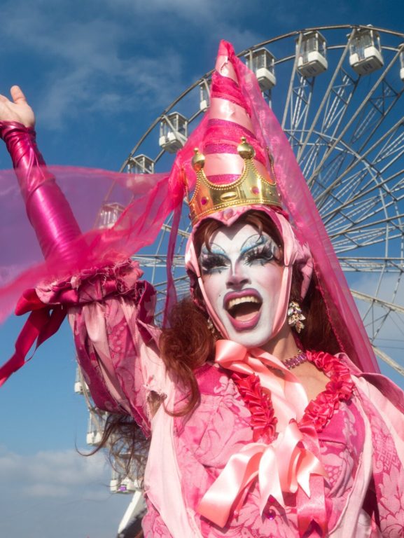 Três horas para make, R$ 700 em roupas… Fãs de Três horas para make, R$ 700 em roupas... Fãs de Chappell Roan investem em produção para show