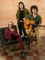 Trio Colomy lança segundo álbum com Guilherme Arantes, Peter Buck Trio Colomy lança segundo álbum com Guilherme Arantes, Peter Buck e tema de Bebeto Alves entre as nove faixas