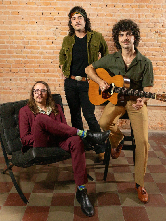Trio Colomy lança segundo álbum com Guilherme Arantes, Peter Buck Trio Colomy lança segundo álbum com Guilherme Arantes, Peter Buck e tema de Bebeto Alves entre as nove faixas