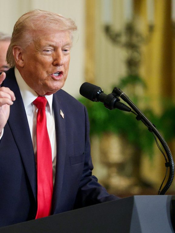 Trump assina decreto para pagar funcionários e evitar caos nos Trump assina decreto para pagar funcionários e evitar caos nos aeroportos