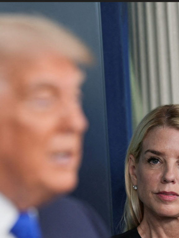 Trump demite procuradora-geral Pam Bondi
