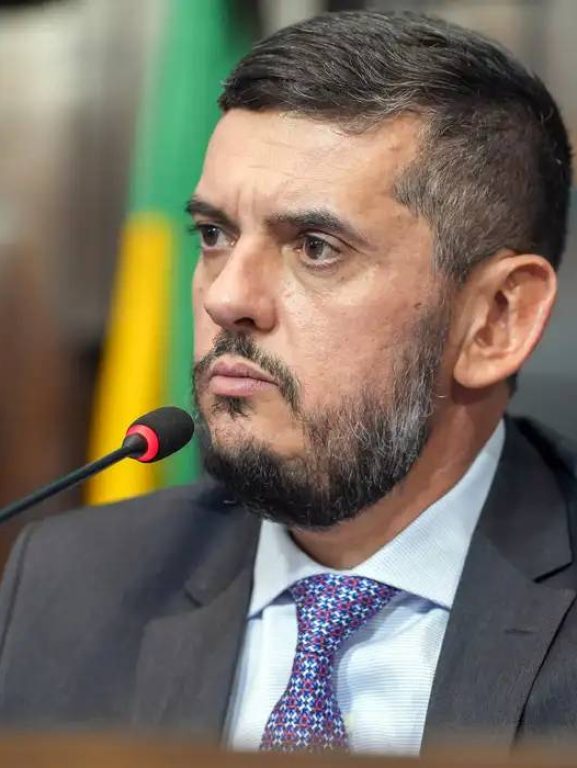 Um dia após ser solto, Bacellar pede licença de 10 dias da Alerj