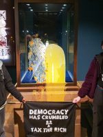 VÍDEO: Quatro manifestantes são presos após jogarem bolo e creme VÍDEO: Quatro manifestantes são presos após jogarem bolo e creme inglês em vitrine de joias da coroa em Londres