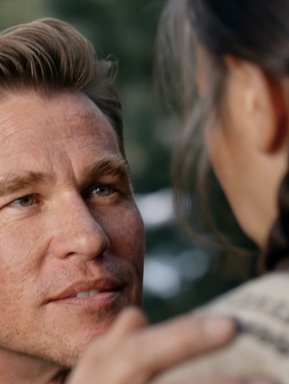 Val Kilmer, ator que morreu em 2025, é recriado por inteligência artificial em novo filme; veja trailer
