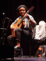 Violonista Gabriele Leite une simpatia, virtuosismo e sentimento em show que abriu (bem) o festival Queremos! no Rio