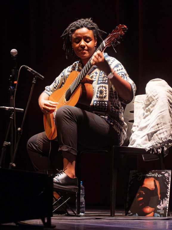 Violonista Gabriele Leite une simpatia, virtuosismo e sentimento em show que abriu (bem) o festival Queremos! no Rio