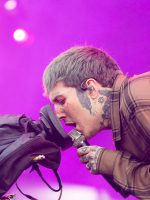 Vocalista do Bring Me the Horizon sofre concussão leve após ser atingido por celular durante show