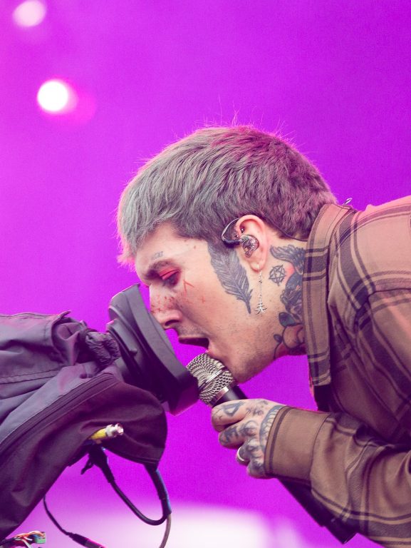 Vocalista do Bring Me the Horizon sofre concussão leve após ser atingido por celular durante show
