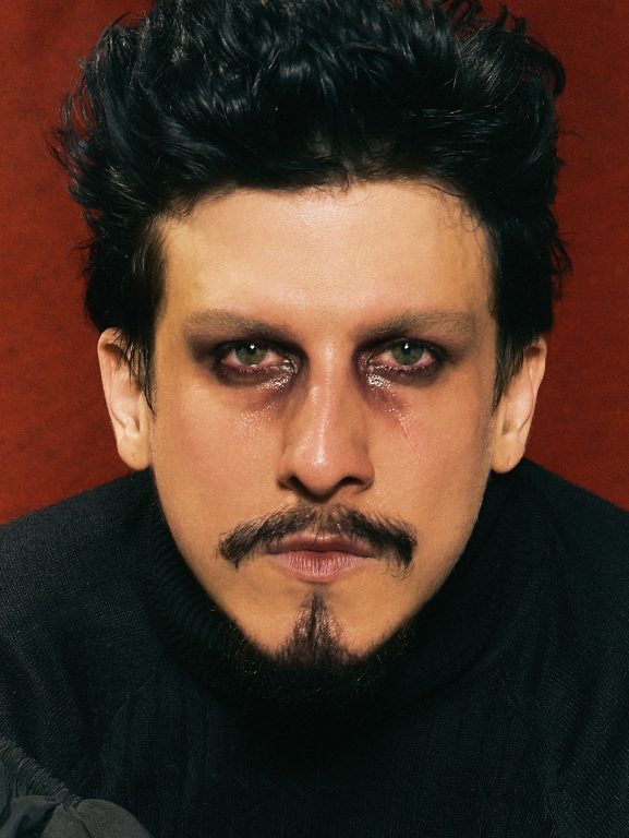 Voz do forró LGBTQIA+, Getúlio Abelha faz 'A cova' ao completar 'Autópsia'