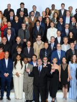 Wagner Moura e Kleber Mendonça Filho aparecem em foto oficial dos indicados ao Oscar; veja imagem