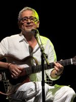 Zé Renato canta samba com amor e devoção aos bambas em show no Rio