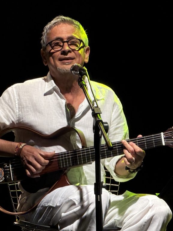 Zé Renato canta samba com amor e devoção aos bambas em show no Rio