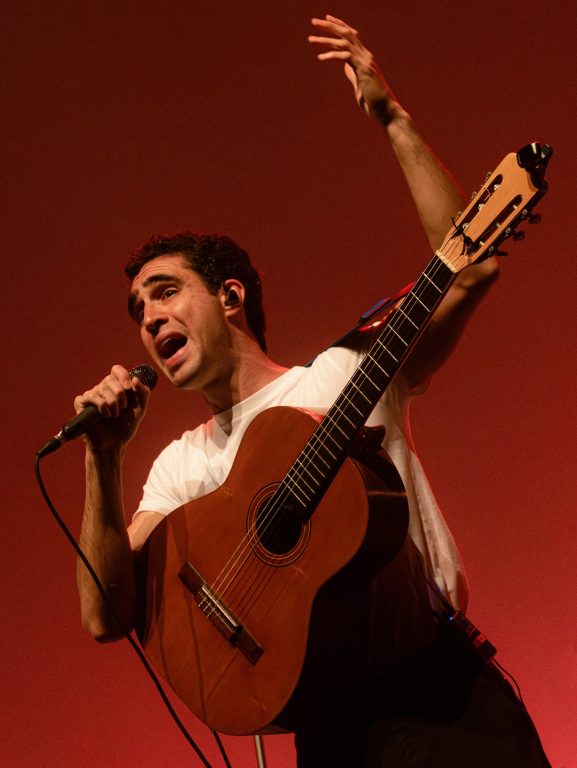 Zeca Veloso se expande no show 'Boas novas' entre falsetes, canções autorais, tema de desenho animado e sambas de Noel Rosa, Tim Maia e Tom Jobim