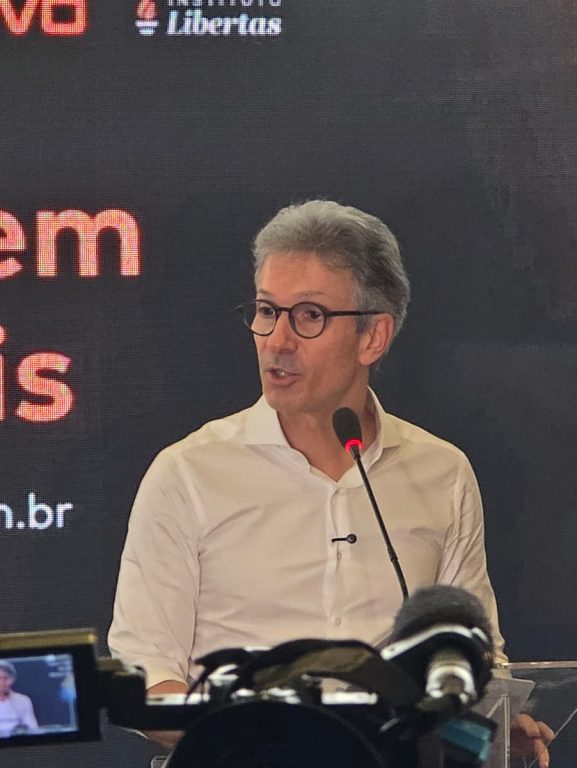 Zema diz que eleitor deve escolhê-lo, não Flávio Bolsonaro: ‘Não tenho rabo preso’