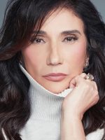 Zizi Possi chega aos 70 anos com a voz límpida e o canto depurado após ter superado graves problemas de saúde