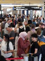 filas de segurança no aeroporto se estendem por horas no filas de segurança no aeroporto se estendem por horas no domingo