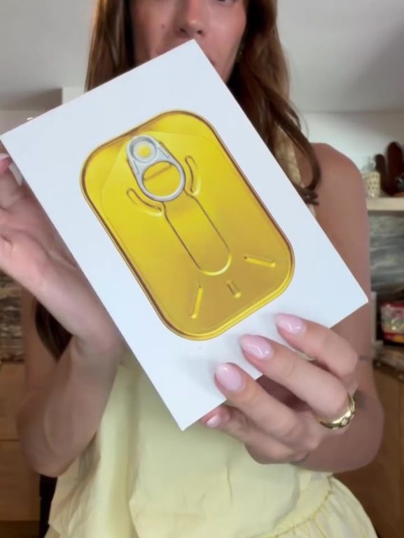 iPhone ou sardinha? Vídeo de influenciadora mostrando peixe enlatado em iPhone ou sardinha? Vídeo de influenciadora mostrando peixe enlatado em embalagem premium viraliza nas redes